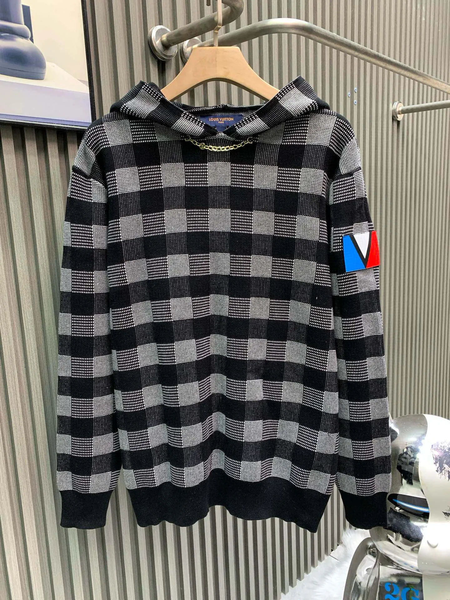 🅿️480 🀄️ Louis Vuitton Louis Vuitton 25* autumn and winter hooded knitted sweatshirt. Unique black and white with a square shape. The chain in front of the neck is full of prominence. A heavy-duty high-end product. Another high-luxury platinum-level item. There is no need to question the quality of things from the Lu family. Its rank and brand influence are very representative. It has its own unique style aesthetics and is excellent in details. Retro yet fashionable and modern, the needlework is delicate, soft and thick to the touch, and has an excellent skin-friendly experience.